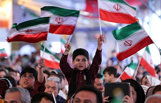 برگزاری جشن پرچم با حضور باشکوه مردم در نماز&zwnj;های جمعه
