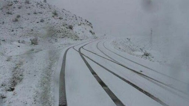 بارش برف و باران جاده های گلستان را لغزنده کرده است
