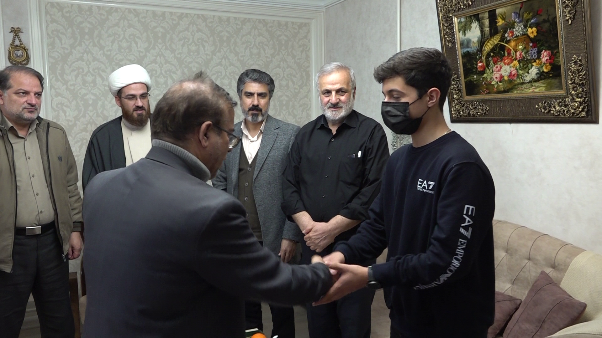 دیدار جمعی از مسئولان استان همدان با خانواده زوج شهید اغتشاشات اخیر