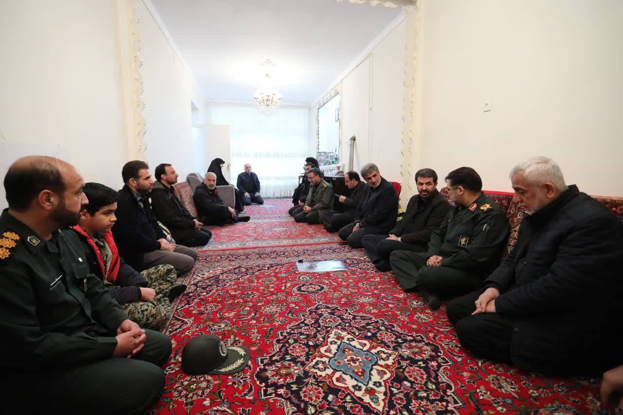 دیدار استاندار همدان و مسئولان استانی با خانواده شهید ورزشکار حسین قادری دیدار استاندار همدان و مسئولان استانی با خانواده شهید ورزشکار حسین قادری