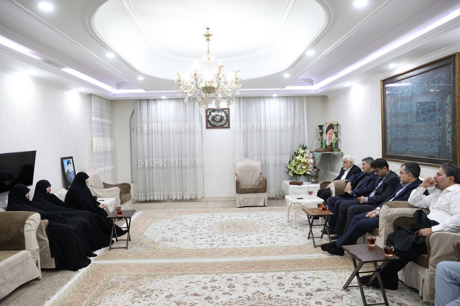 دیدار معاون اول رئیسجمهور با خانوادههای آیتالله رئیسی و مالک رحمتی دیدار معاون اول رئیسجمهور با خانوادههای آیتالله رئیسی و مالک رحمتی