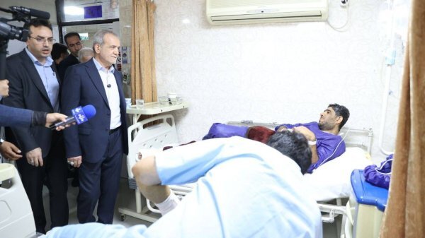 رئیس جمهور از مجروحان حادثه بندر شهید رجایی عیادت کرد رئیس جمهور از مجروحان حادثه بندر شهید رجایی عیادت کرد
