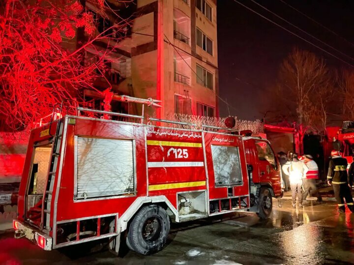 نجات جان ۳۰ نفر در حادثه آتشسوزی یک مجتمع مسکونی زنجان نجات جان ۳۰ نفر در حادثه آتشسوزی یک مجتمع مسکونی زنجان