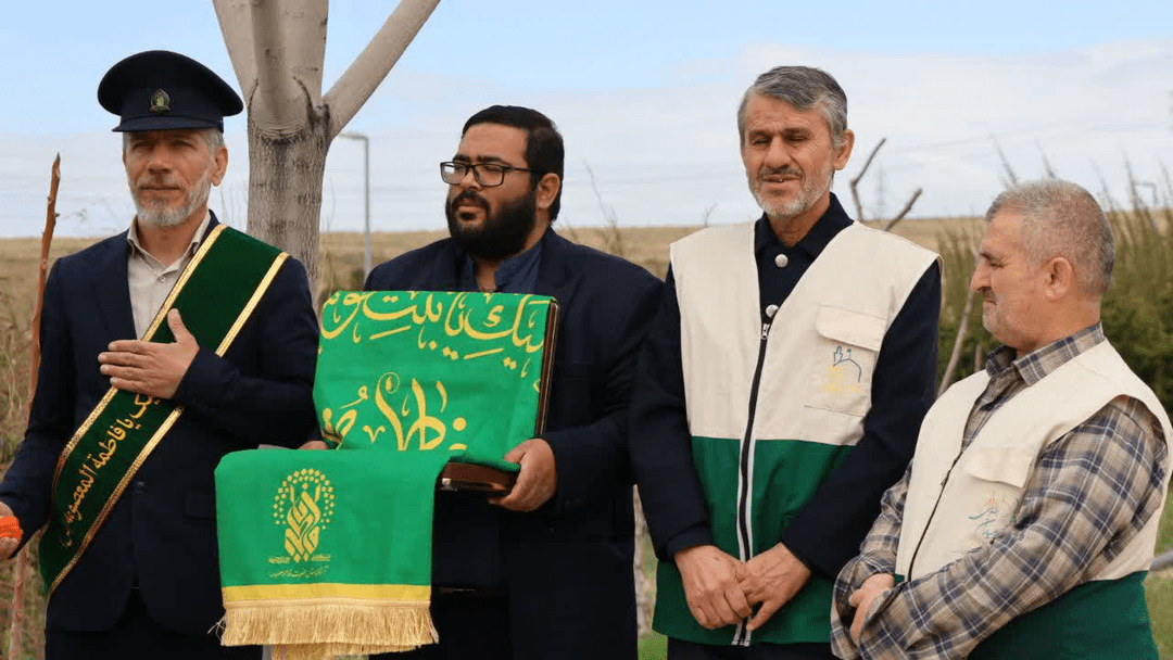 اهتزاز پرچم آستان قدس رضوی در آسمان دماوند اهتزاز پرچم آستان قدس رضوی در آسمان دماوند