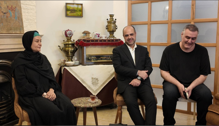 عیادت معاون صدای رسانه ملی از گوینده رادیو تهران عیادت معاون صدای رسانه ملی از گوینده رادیو تهران