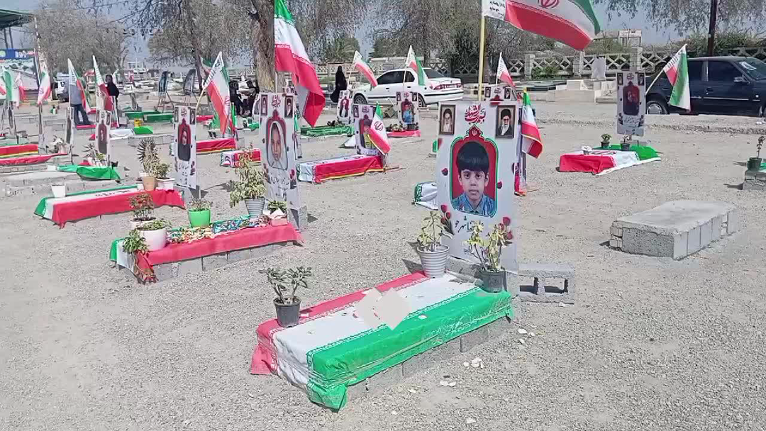 تجلیل از خانواده دختران شهید مدرسه شجره طیبه میناب تجلیل از خانواده دختران شهید مدرسه شجره طیبه میناب
