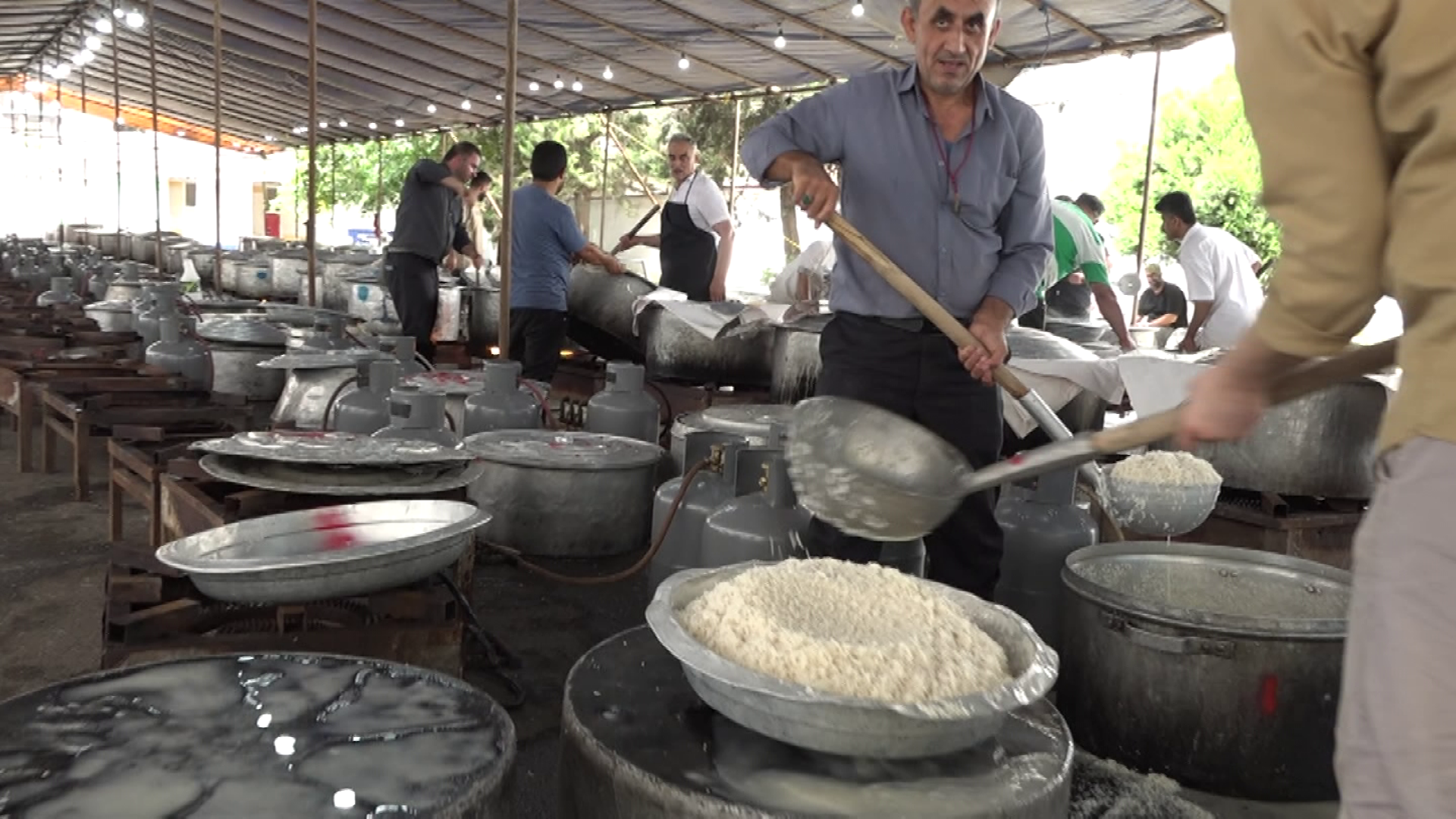 پخت و توزیع ۱۴ هزار غذای نذری به مناسبت عید غدیرخم پخت و توزیع ۱۴ هزار غذای نذری به مناسبت عید غدیرخم