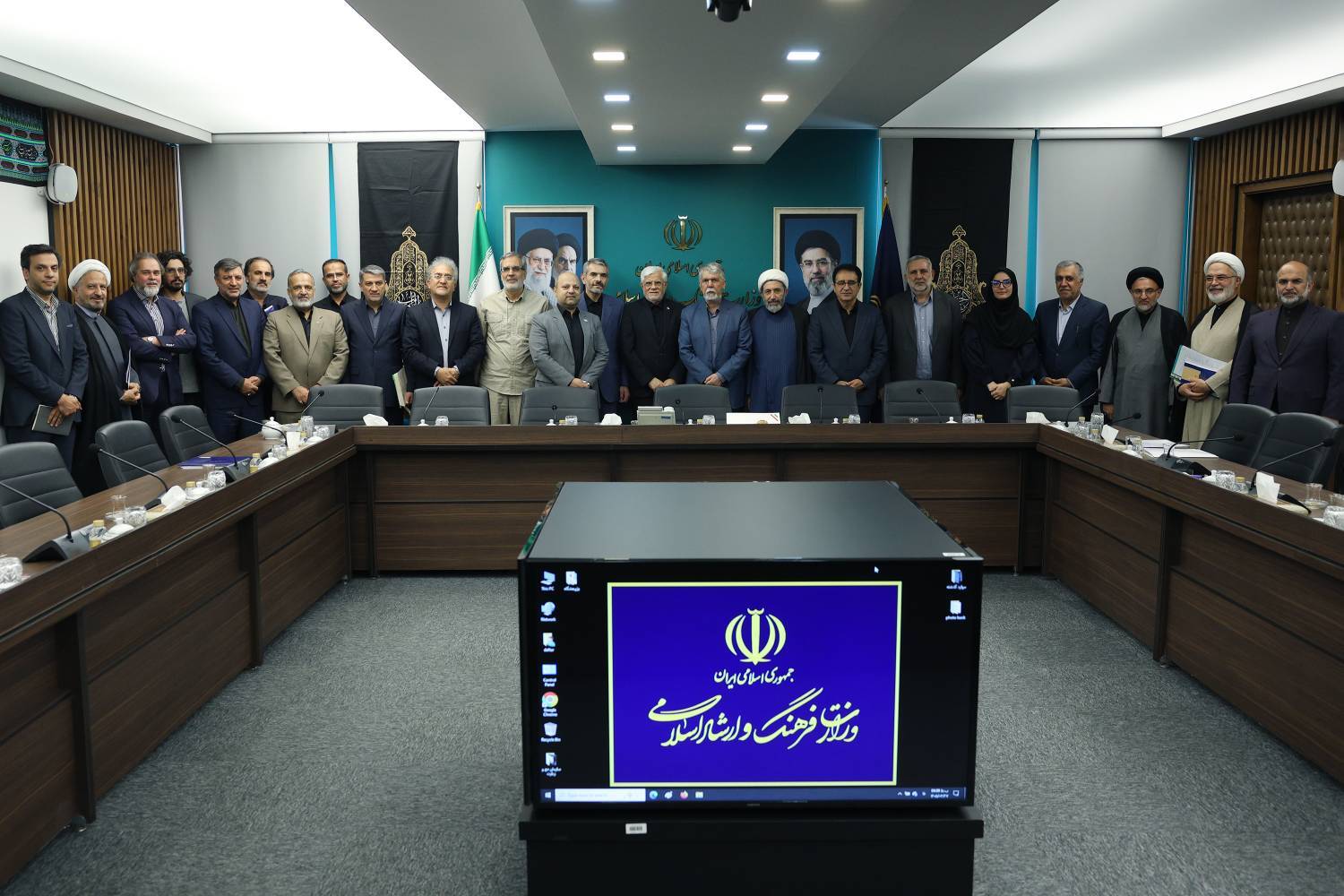 عبور از نگاه قیم مآبانه به مردم و اهل فرهنگ ضروری است عبور از نگاه قیم مآبانه به مردم و اهل فرهنگ ضروری است