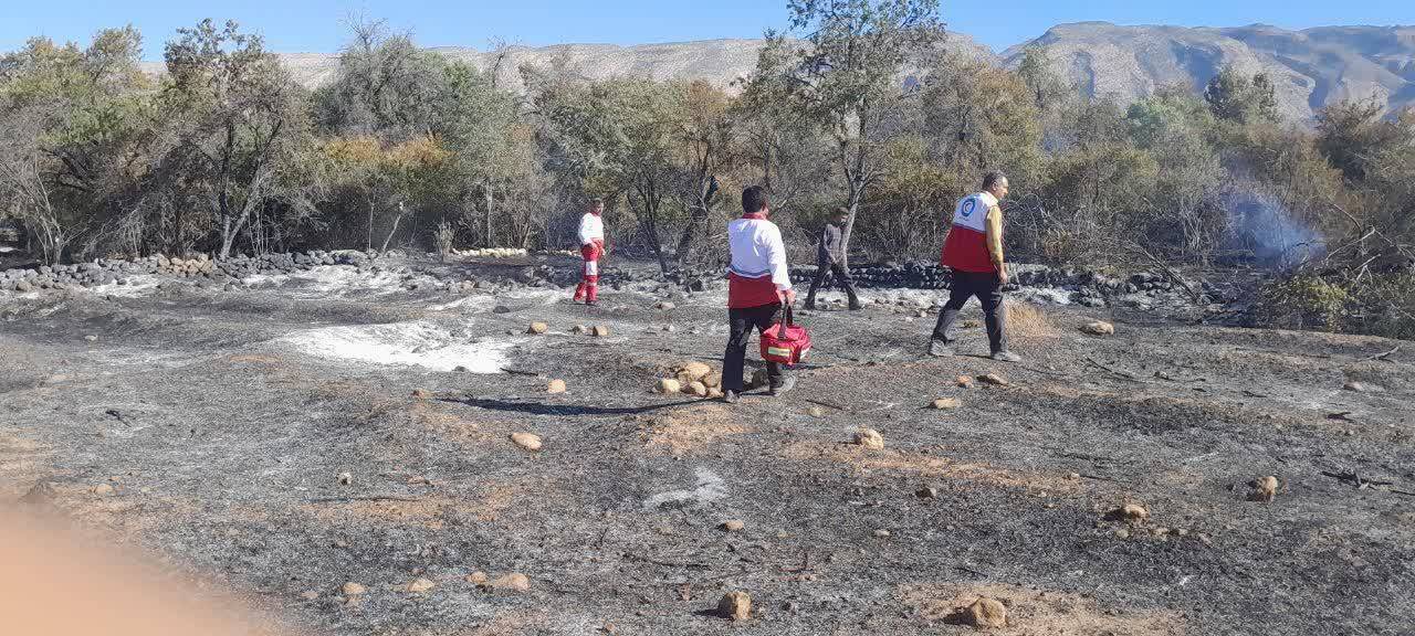 پشتیبانی امدادگران هلالاحمر خفر در آتش سوزی منطقه کوهستانی روستای محمود آباد پشتیبانی امدادگران هلالاحمر خفر در آتش سوزی منطقه کوهستانی روستای محمود آباد