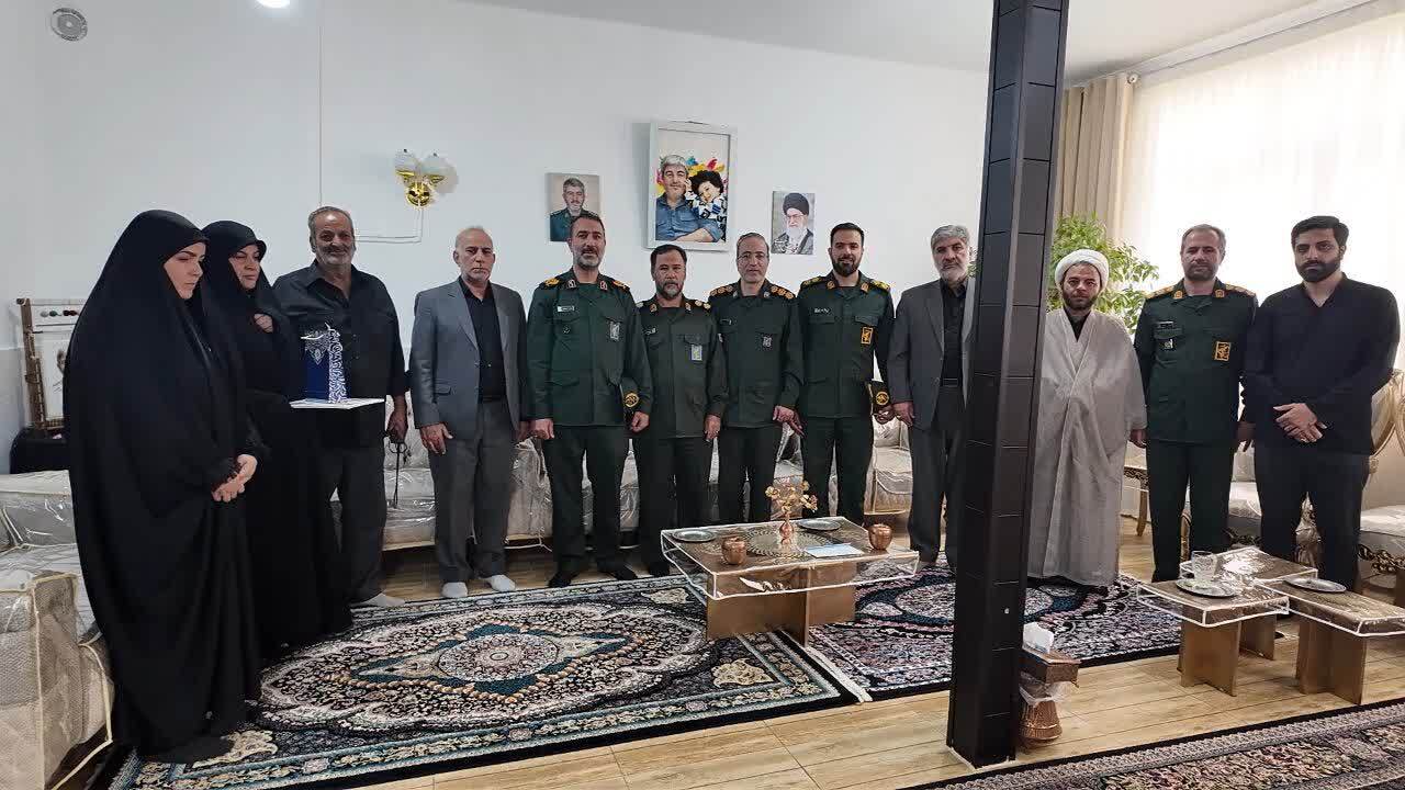 دیدار فرمانده سپاه حضرت روح‌الله استان مرکزی با خانواده شهید علی غیاث‌آبادی