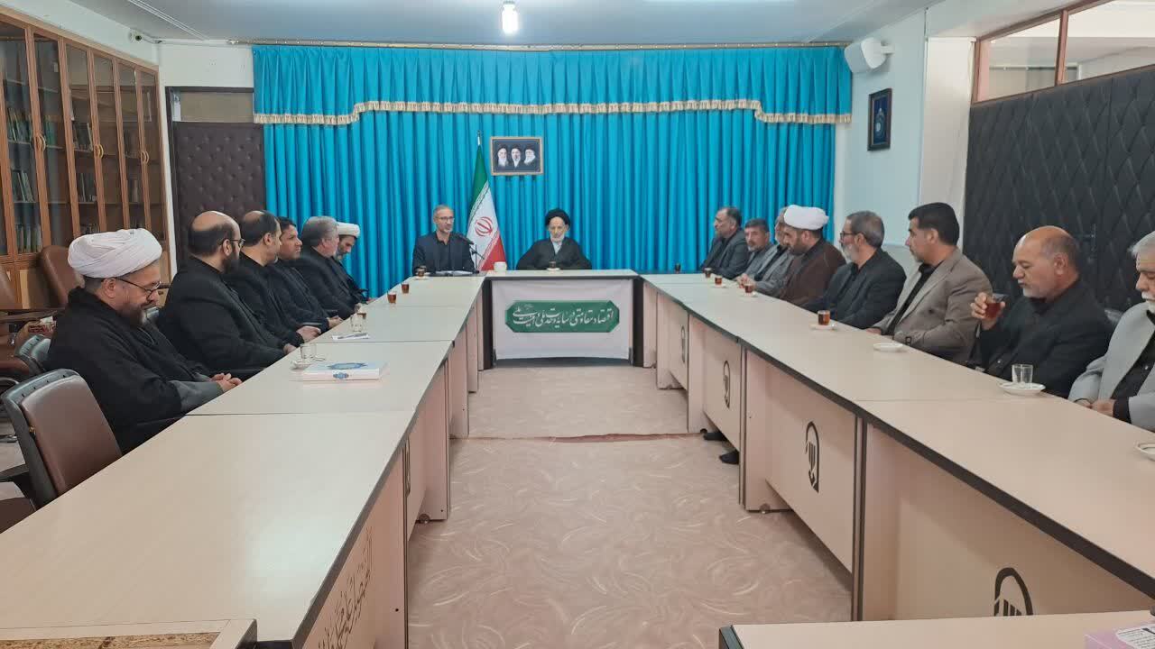 دشمن برای سلطه بر ملت‌ها به دنبال خروج جامعه از مدار قانون است