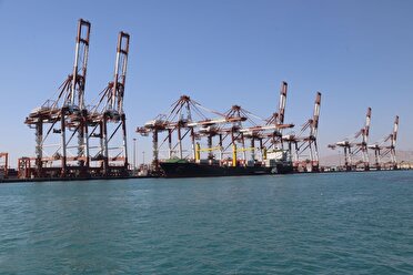 پهلوگیری نخستین کشتی کانتینربر در بندرشهید رجایی پس از محاصره دریایی