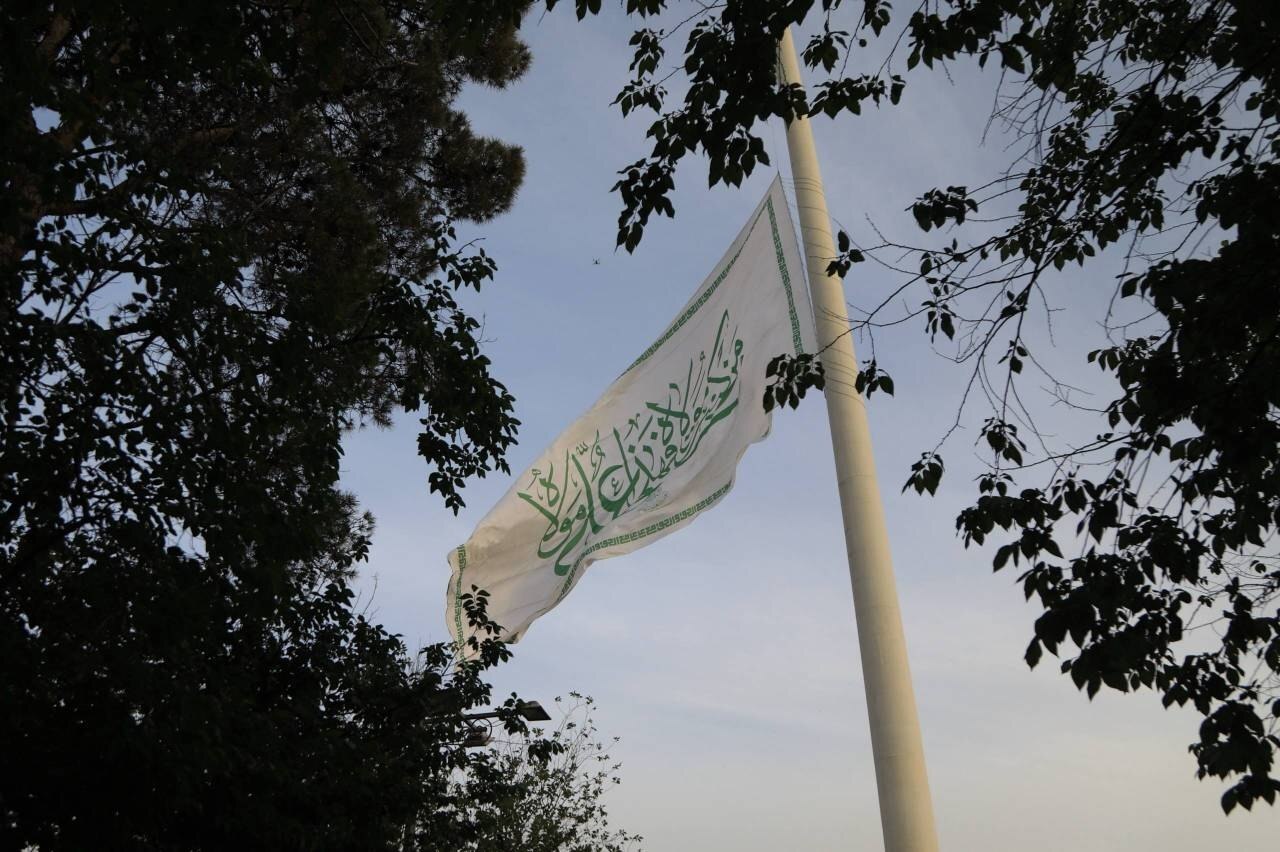  اهتزاز بزرگترین پرچم غدیر در اراضی عباسآباد تهران اهتزاز بزرگترین پرچم غدیر در اراضی عباسآباد تهران